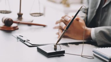 Avukat ya da yargıç tokmak ile çalışırken masada, hukuk ve adalet kavramında