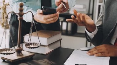 Masada çalışan avukat.