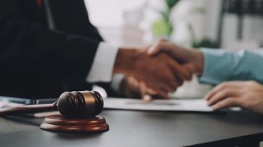 Avukat ve müvekkil sözleşmeyi tartışıyor