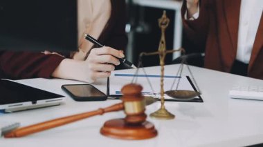 Avukat, müvekkil ve sözleşmeyle çalışıyor..