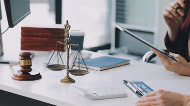 Yargıç Gavin ofisinde, avukat avukat tablet bilgisayar, avukat ya da hukuki danışmanlık, hukuk firması ve avukat konsepti üzerinde çalışıyor.