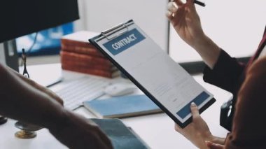 Defterde yazan iş adamı