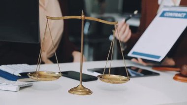 Yargıç Tokmak 'ı adalet terazisinde yargılamak.