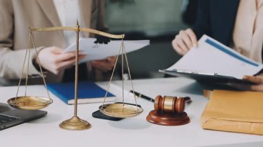 Avukat laptopla ve adalet terazisiyle çalışıyor.