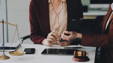 Ofiste çalışan avukat.