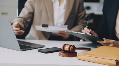 Avukat, müvekkil ile ofiste, hukuk ve hukuk hizmetleri kavramında çalışıyor..