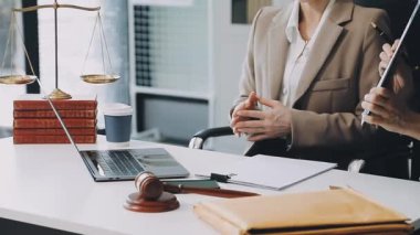 Avukat, müvekkil ile birlikte çalışıyor. Avukat ve hukuki tavsiye. hukuki danışma kavramı.