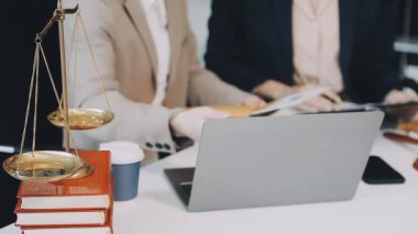 Avukat ve avukat ofiste çalışıyor. Ofiste çalışan bir avukat..