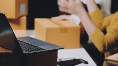 Ofiste dizüstü bilgisayarda çalışan kadın.