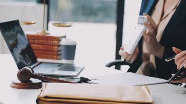 Ofiste çalışan iş kadını.