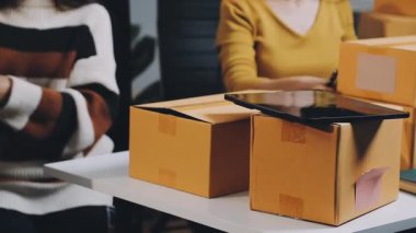Kadın, müşteri hizmetlerinde paket kutusunu tutuyor.