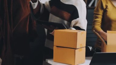 İnternetten alışveriş yapan ve kredi kartı kullanan kadın.