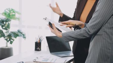 Ofiste çalışan iş kadını belgeler ve bilgisayarla