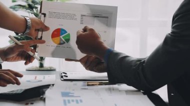 Finans grafiğini finansal tabloyla tartışan iş adamları