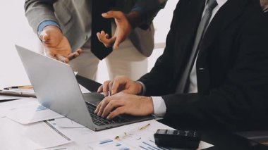 Ofiste dizüstü bilgisayarda çalışan genç iş adamları. İş adamı proje üzerinde çalışıyor.