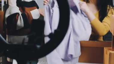 Moda stüdyosunda çalışan kadın moda tasarımcısı..