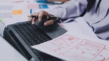 İş yerinde dizüstü bilgisayar ve hesap makinesi kullanan iş kadınını kapat