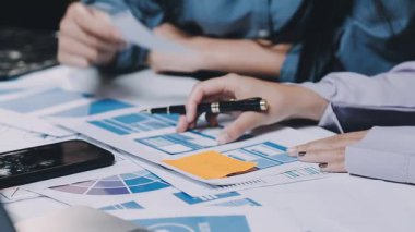 Genç işadamı ofiste dizüstü bilgisayarda çalışıyor.