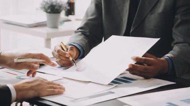 İş adamı el sıkışıyor.