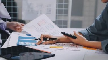 Finansal planı olan genç Asyalı kadın, ofisteki tablette planlama ve analiz yapıyor.