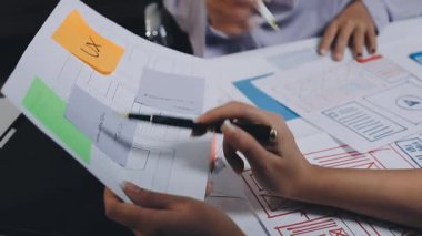 Genç Asyalı iş adamları ofiste iş planlarını tartışıyor..