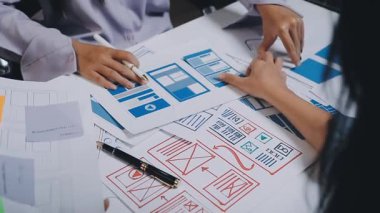 Ekonomik belgeler ve belgelerle çalışan iş kadını, yakın plan