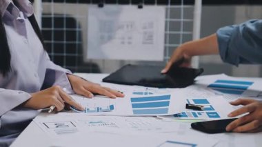 Dizüstü bilgisayardaki finansal verileri analiz eden iş adamı