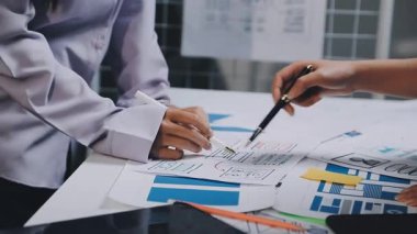 Ofiste yapılan toplantıda iş ekibinin grafiğini analiz et.