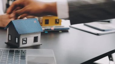 Modern ofis, iş ve muhasebe konseptinde hesap makineli iş adamı eli kalem ve hesap makinesi.