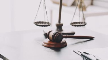 Hukuk ve adalet kavramı, Yargıç vel 'in ahşap masa arkasındaki kitapları.