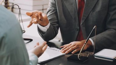 İş adamı ve kadın modern ofis, iş ve finans sektöründe el sıkışıyor