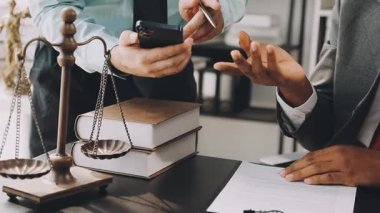 Avukat, avukat ve yargıç, hukuk ve hukuki danışmanlık kavramı. Mahkeme salonunda çalışan bir avukat. Hukuk firması