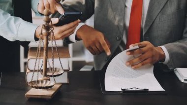 Avukat ve hukuk firması toplantı odasında. Hukuki danışmanlık ve adalet kavramı.