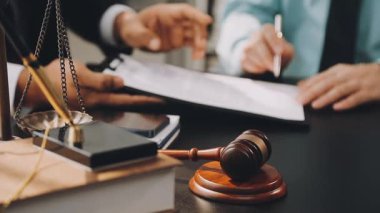 Hukuk ve avukat kavramı. Adalet terazisiyle yargılamak, mahkemede belge üzerinde çalışmak....