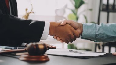 İki işadamı el sıkışıyor ve anlaşma imzalıyor..