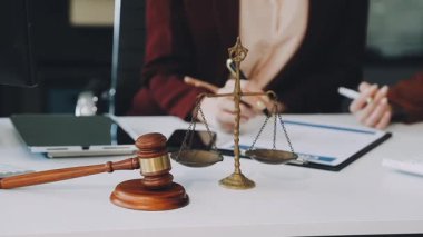 Ofiste çalışan bir iş avukatı. Hukuk hizmetleri ve hukuki adalet kavramı. hukuki danışma kavramı