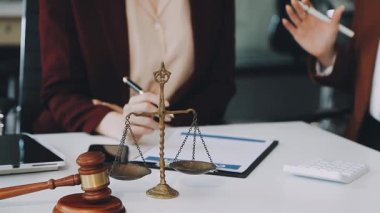 Ofiste çalışan avukat ya da avukat.