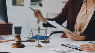 Yargıç Tokmak ve Yargıç Avukat ofiste çalışıyor. Hukuk ve adalet kavramı