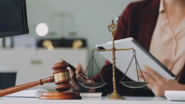 Avukat, hukuk ve hukuk. Hukuk ve hukuk kavramı. Yargıç Tokmak ve Yargıç Tokmak. Hukuk ve adalet tartısı masada..