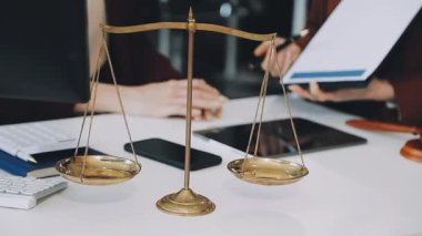 İşletme ekibi ofiste masa başında çalışıyor.