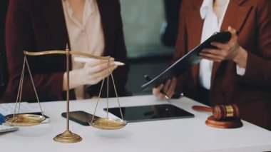 Ofiste çalışan avukat, hukuk kavramı