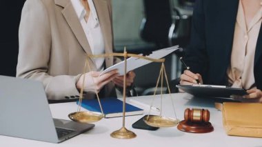 İş adamları ofiste sözleşmeyi tartışıyor.