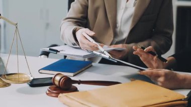 Avukat ofisinde bir müşteriyle çalışıyor..