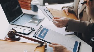 Belgelerle çalışan iş kadını