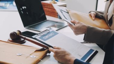 Avukat ofiste belgeler üzerinde çalışıyor.