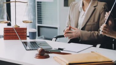 Avukat ofiste belgelerle çalışıyor.