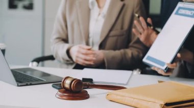 Avukat ya da yargıç, hukuk hizmetleri, hukuk hukuku ve hukuk hizmetleri. Mahkeme salonunda hukuk hizmetleri, avukat ve adalet hizmetleri.