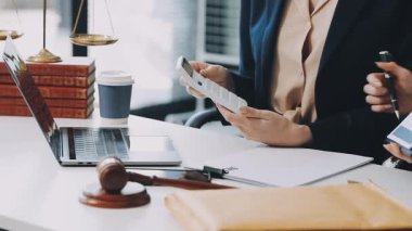 yakın plan - cep telefonu ve tablet kullanan kadın eli masadaki kalemle.