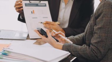 iş kadını Office belgeleriyle çalışma