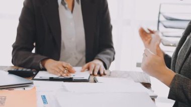 Dizüstü bilgisayarda finansal verilerle çalışan iş kadınlarının ellerini kapat.